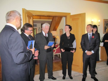 Dr. Purdek pri prezentácii knihy. Zľava Jaroslav Naď (priamy účastník vojny v Perzskom zálive v hodnosti mjr., posledných päť rokov veľvyslanec SR v Iraku), druhý, spoluautor Dr. Vitko a vpravo veľvyslanec Veľkej Británie a Severného Írska v SR.