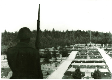 Pamätník a vojnový cintorín na Dukle krátko po dokončení výstavby