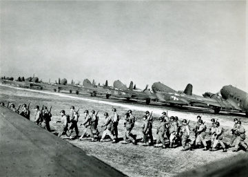 Americkí výsadkári nastupujú v Anglicku do pripravených dopravných lietadiel.