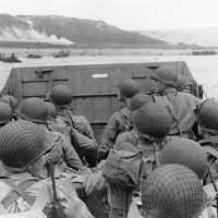 3. Americkí vojaci sa pripravujú na vylodenie v Normandii.