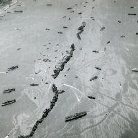 5. Letecký záber na spojenecké plavidlá pri jednej z piatich pláži v Normandii, na ktorých sa vylodili spojenecké pozemné sily.