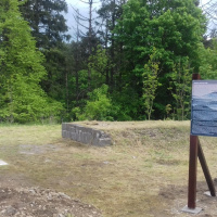 Fotografia č. 2 Replika československého hraničného orientačného stĺpu spolu s informačnou tabuľou na hraničnom priechode vo Vyšnom Komárniku