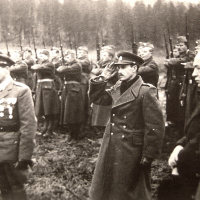 3 - Gen. Vlčko st. s prezidentom E. Benešom na Dukl. priesmyku pri 1. výročí karp. dukl. operácie (1945)