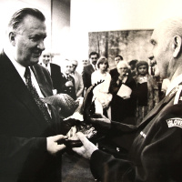 04 - gen. Vlčko st.odovzdáva prezidentovi SR Michalovi Kováčovi orlicu slobody ako dar