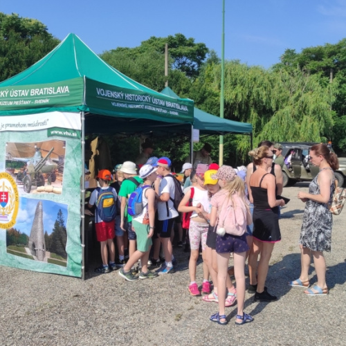 Vojenskí múzejníci na „Dni otvorených dverí“ 11. brigády Vzdušných síl v Nitre
