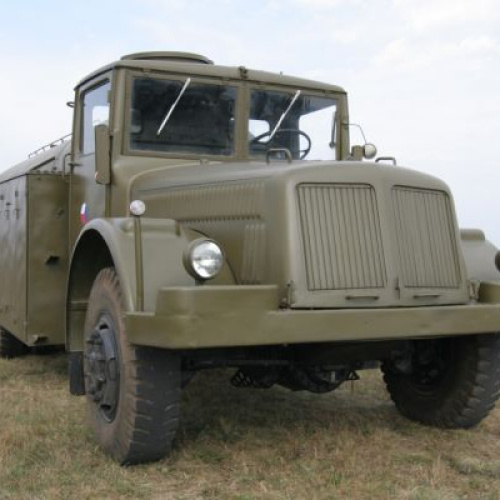 Ťažký trojnápravový cisternový automobil T-111C