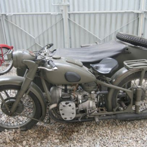 Motocykel M-72 s postranným vozíkom