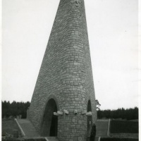 Pamätník čs. armádneho zboru na Dukle s pôvodným znakom ČSR - október 1949