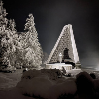 Vyšný Komárnik - Dukla - nočné osvetlenie Pamätníka čs. armády - 2021