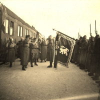 Príslušníci 5. československého streleckého pluku vítajú generála M. R. Štefánika v Jekaterinburgu v decembri 1918.