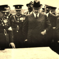 Predseda čs. vlády Dr. Milan Hodža (v popredí v strede) na vojenskom cvičení v Blatné v južných Čechách v auguste 1937. Výklad o priebehu cvičenia podáva veliteľ cvičenia generál Linhart (vľavo). 