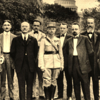 Major Štefánik (uprostred) so skupinou predstaviteľov slovenských a českých krajanských organizácií vo Washingtone, 1. júl 1917