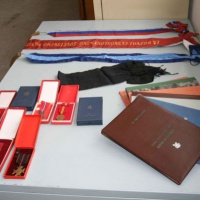 Rozložené kompletné príslušenstvo bojovej zástavy Spojovacieho učilišťa Nové Mesto nad Váhom.