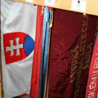 Pohľad na uložené bojové zástavy v depozite piešťanského VHM.