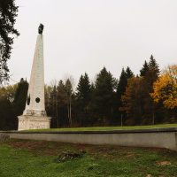 Opravená čelná časť obvodového múru hrobového miesta