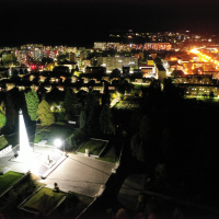 Osvetlený Pamätník sovietskej armády s vojnovým cintorínom vo Svidníku