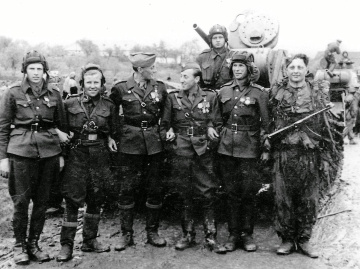 Tankisti 1. čs. sam. brigády v ZSSR vyznamenaní po bojoch o Kyjev Tesařík, Sochor a i.