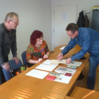 Pani Ing. Magdaléna Galušková pozorne počúva výklad PhDr. Petra Šumichrasta, PhD., ktorý jej podáva zaujímavé informácie o  vojenskej službe jej bratranca kpt. let. v zál. Milana Lesyka. Jeho pozostalosť nezištne darovala nášmu múzeu.