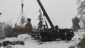 Vyzdvihnutie prevozného úkrytu PÚ-68