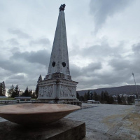 Bronzové nosiče večného ohňa - Pamätník sovietskej armády