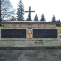 Osasdenie bronzových tabúľ na pamätníku sovietskej armády (2)