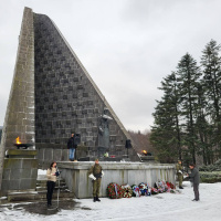Pietne kladenie vencov na Pam. 1.ČSAZ v ZSSR pri príležitosti 79. výročia osolobodenia mesta Svidník (2)