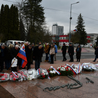 Pietne kladenie vencov na Pamätník armadného gen. Ludvíka  Svobodu vo Svidníku pri príležitosti 79. výročia osolobodenia mesta Svidník (2)