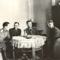 V kancelárii gen. Goliana, zľava mjr. ČA Studinskij, pplk. vet. Dr. Mikuláš Ferjenčik a gen. Golian, mjr. gšt. Jozef Tóth