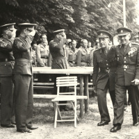 Príchod brig. gen. Michala Širicu a zástupcu veliteľa 3. vojenskej oblasti div. gen. Miloša Žáka na slávnostné zhromaždenie veliteľského zboru v Bratislave, po uskutočnení redislokácie 6. a 9. pešej divízie (3. sprava div. gen. Michal Širica), Bratislava.