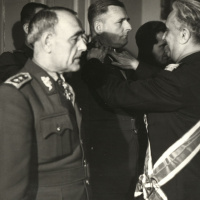Div. gen. Michal Širica pri slávnostnom dekorovaní rumunským vyznamenaním Ordinul „Steaua Romanei" cu Spade in Gradul do „Comandor" cu panglica „Virtute Militara" (1. zľava div. gen. Michal Širica), 1947.