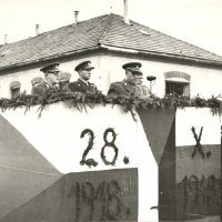 Veliteľ vojenskej oblasti 4 zbor. gen. Michal Širica pri prejave k vojakom bratislavskej posádky pri príležitosti 30. výročia vzniku Československa (3. zľava zbor. gen. Michal Širica).