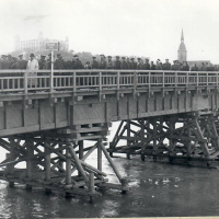 Slávnostné otvorenie dunajského mosta pred Hygienickým múzeom. Dňa 28.4.1945