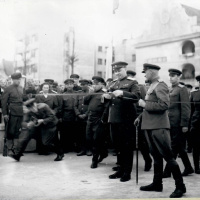 Slávnostné otvorenie dunajského mosta pred Hygienickým múzeom. Generál Kosenko prestrihuje pásku. Dňa 28.4.1945