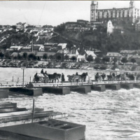 Bratislava v prvých dňoch po oslobodení. Pontónový most cez Dunaj, na ktorom v dňoch 5.-8. apríla 1945 prechádzali sovietske vojská z Petržalky na ľavý breh Dunaja. 