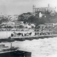 Oslobodzovanie Bratislavy. Prechod Sovietskej armády cez pontónový most cez Dunaj. Apríl 1945.