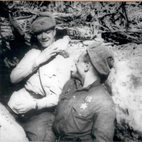 Oslobodzovanie Bratislavy. Sovietski vojaci v zákope s bielou holubičkou. Apríl 1945. 