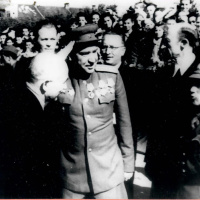 Predstaviteľ Červenej armády (v strede) a predstaviteľ čs. armády (vpravo) vítajú prezidenta Edvarda Beneša (vľavo) v Bratislave dňa 9. mája 1945.