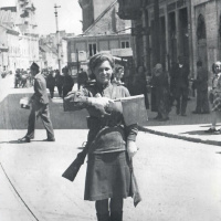 Regulovčíčka Sovietskej armády pri riadení dopravy na bratislavskej ulici (terajšia križovatka pri Kamennom námestí).