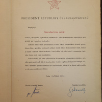 4. Dekrét prezidenta republiky o prepožičaní bojovej zástavy IU