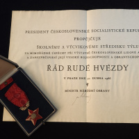 10. Rad červenej hviezdy s dekrétom