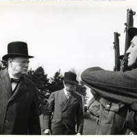16. Britský premiér Winston Churchill počas návštevy 1. čs. zmiešanej brigády vo Veľkej Británii. Moreton alebo Leamington Spa, 19.4.1941