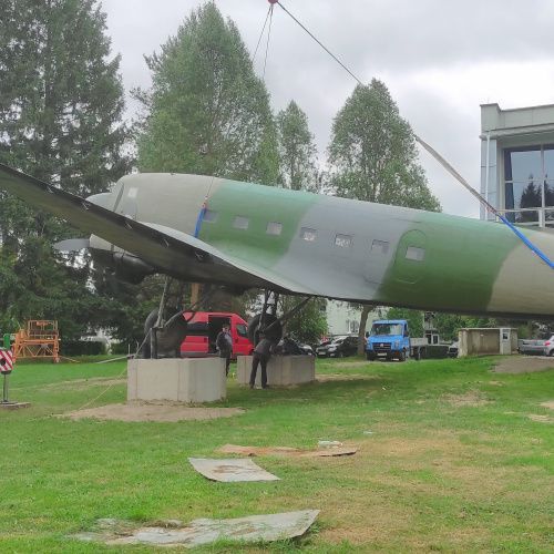 Osadenie lietadla Lisunov Li-2 na podstavce 5. 6.2024