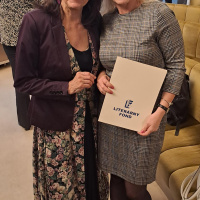 3.	Riaditeľka Sekcie pre vedeckú a odbornú literatúru a počítačové programy prof. PharmDr. Daniela Ježová, DRSc. (vľavo) s PhDr. Milenou Balcovou 