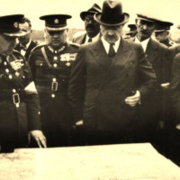 Predseda čs. vlády Dr. Milan Hodža (v popredí v strede) na vojenskom cvičení v Blatné v južných Čechách v auguste 1937. Výklad o priebehu cvičenia podáva veliteľ cvičenia generál Linhart (vľavo).