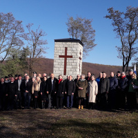 Pietne kladenie vencov na cintoríne vo Veľkrope (1)