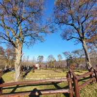 Pietne kladenie vencov na cintoríne vo Veľkrope (2)