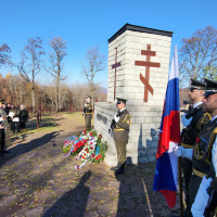 Pietne kladenie vencov na cintoríne vo Veľkrope (3)