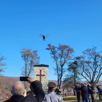 Pietne kladenie vencov na cintoríne vo Veľkrope (4)