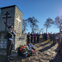 Pietne kladenie vencov na cintoríne vo Veľkrope (5)