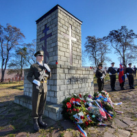 Pietne kladenie vencov na cintoríne vo Veľkrope (6)